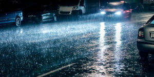 Autofahren bei Regen: Mit diesen zehn Tipps kommen Sie sicher an