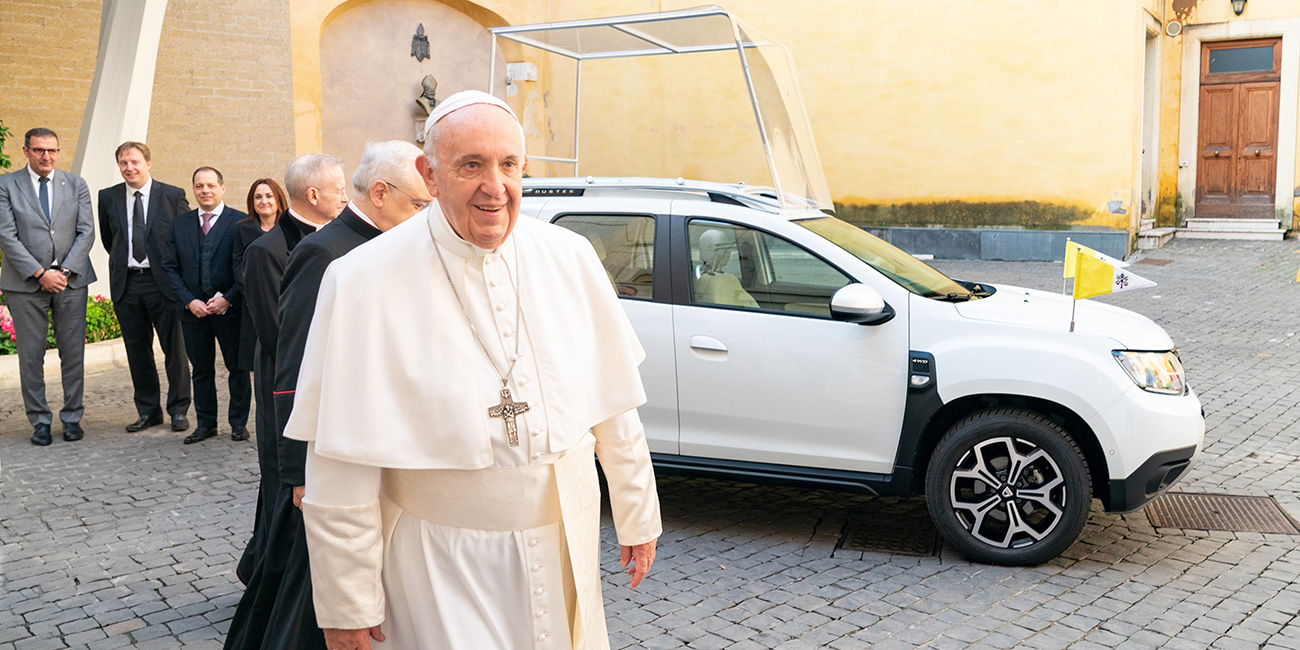 Papst Franziskus nutzt Dacia Duster als neues „Papamobil“