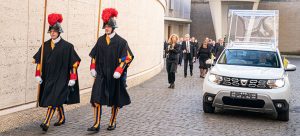 dacia-duster-papst-mobil_02 Papst Franziskus nutzt Dacia Duster als neues „Papamobil“