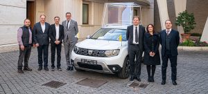 dacia-duster-papst-mobil_03 Papst Franziskus nutzt Dacia Duster als neues „Papamobil“