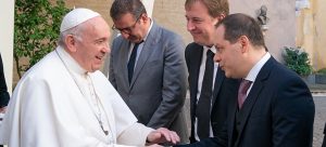 dacia-duster-papst-mobil_05 Papst Franziskus nutzt Dacia Duster als neues „Papamobil“