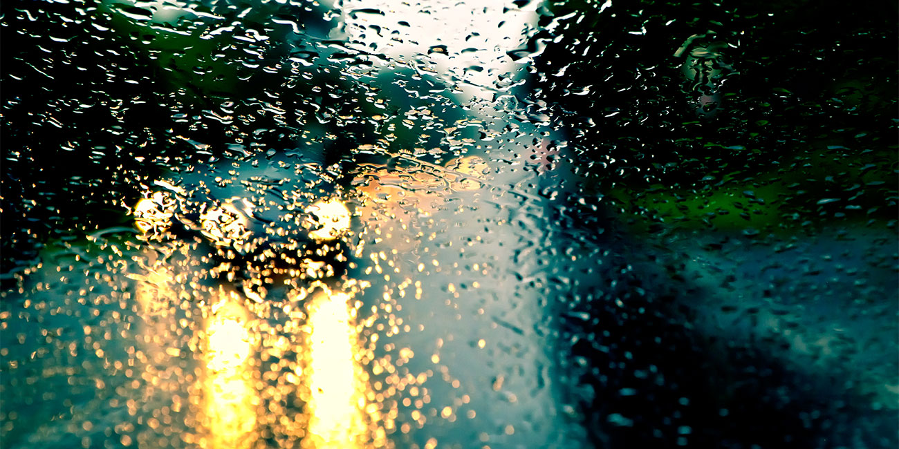 Auf nasser Straße Auto fahren: Für Ihren Schutz haben wir zehn tolle Tipps  bei Regen - Blog Dacia