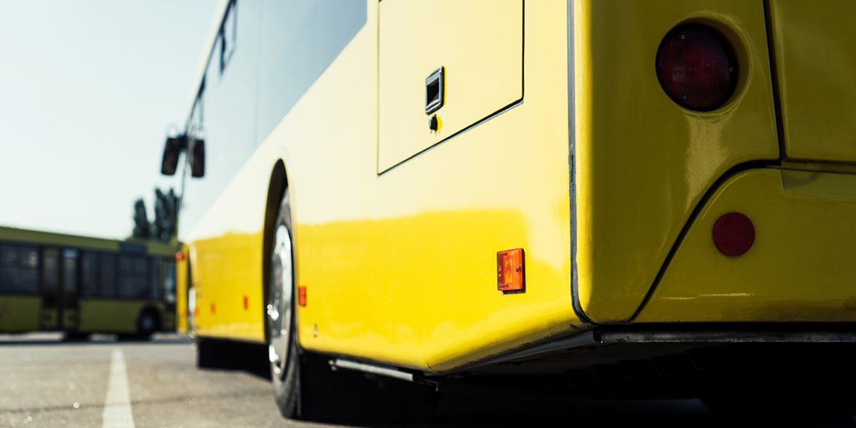 Bus überholen Was ist erlaubt, wie fährst du sicher an Haltestellen vorbei? Blog Dacia