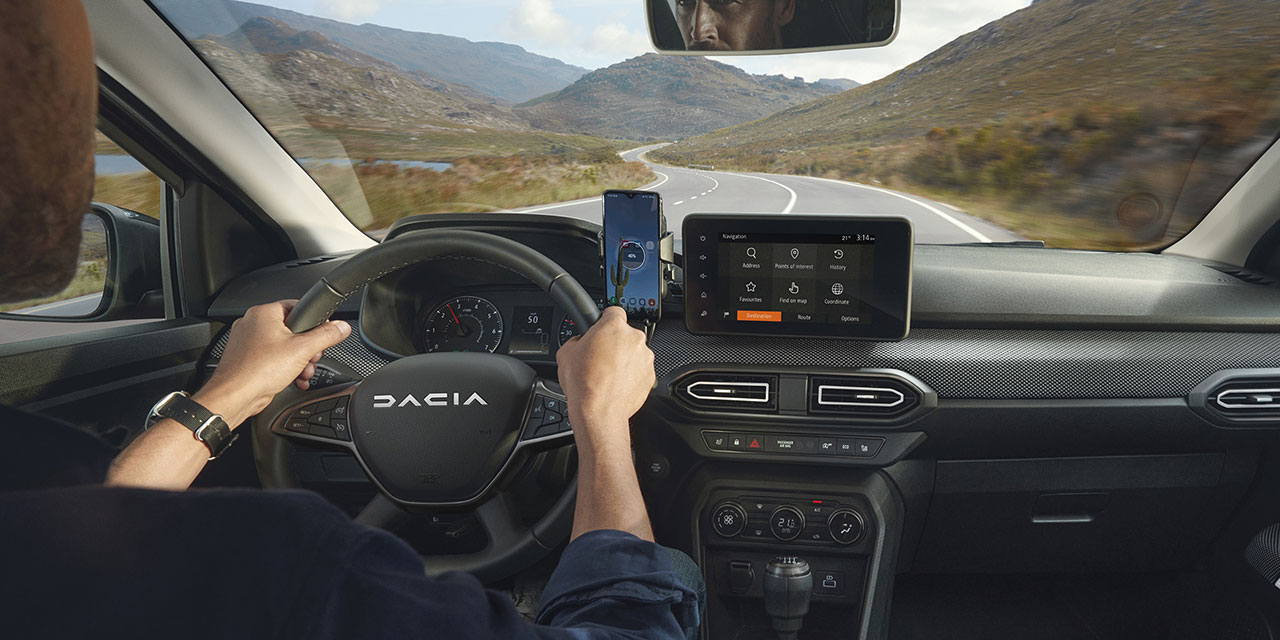 Sicher telefonieren während der Fahrt – so geht's - Blog Dacia