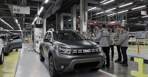 Neue Dacia Markenidentität perfekte Maßarbeit in laufender Produktion