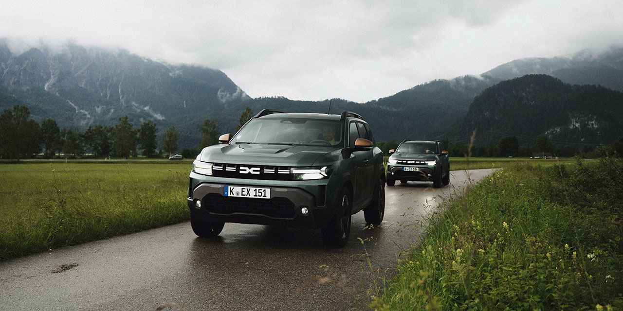 Zwei Dacia Duster auf nasser Straße