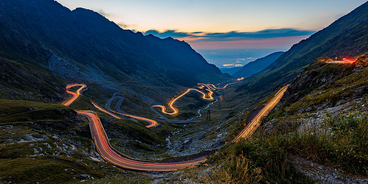 Bergstrasse mit Lichtspuren eines Autos